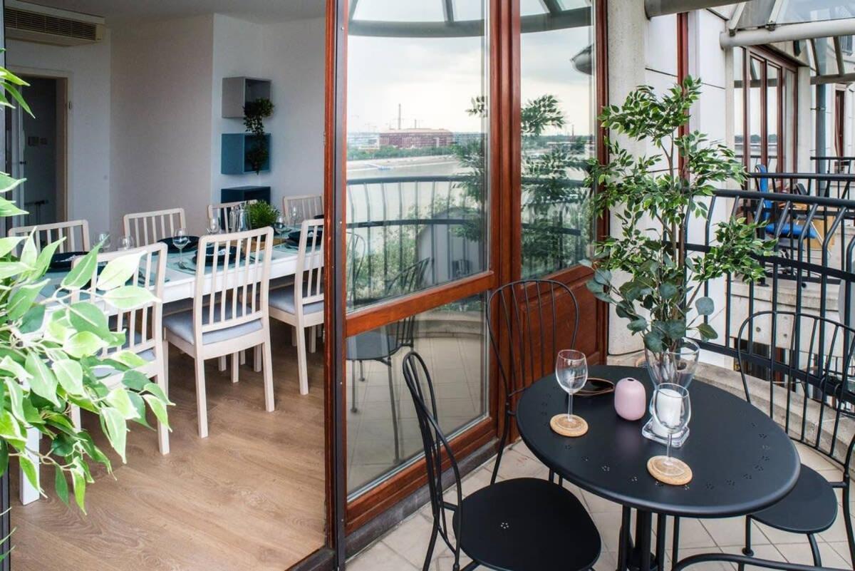 Two-storey Riverside Panorama Apartament *